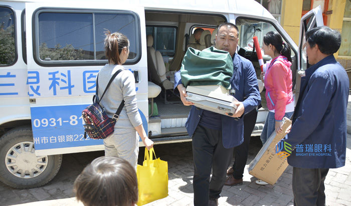 迎六一，高校公益跑愛心小學(xué)義診