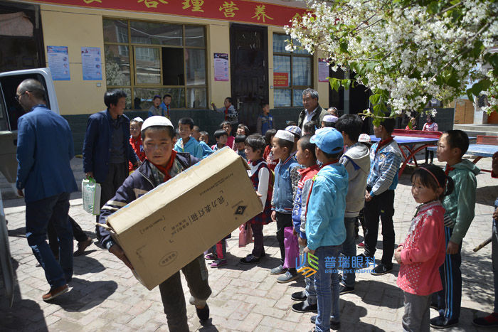 迎六一，高校公益跑愛心小學(xué)義診