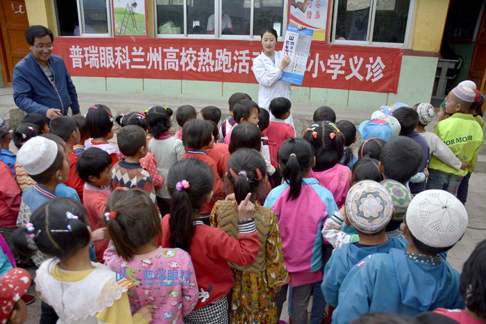 迎六一，高校公益跑愛心小學(xué)義診