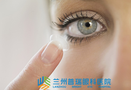 你知道嗎？這幾種情況下戴隱形眼鏡傷眼睛